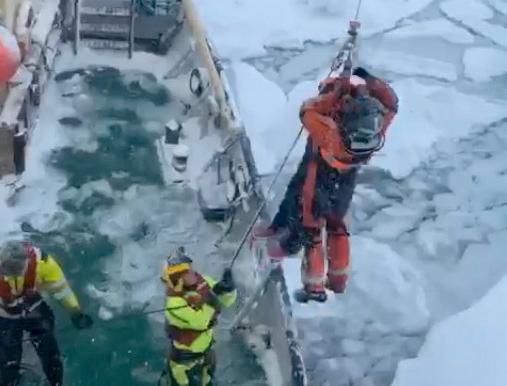 16 personer evakuerades med helikopter från fartyget som fastnat i isen vid Hinlopenstredet på Svalbard på tisdagen.