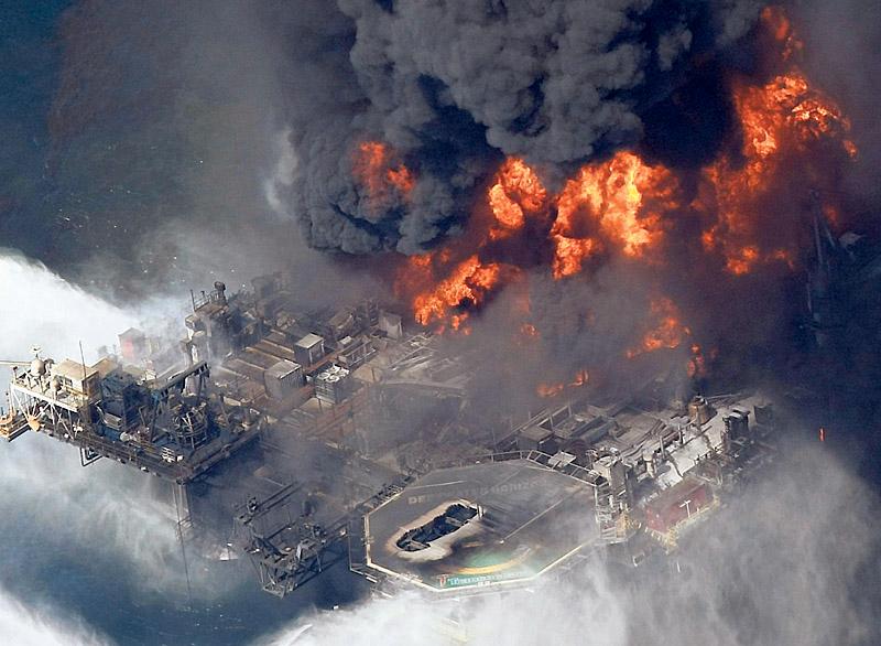 oljeriggen brinner Förra veckan exploderade en oljeborrplattform i USA. Katastrofen är ett faktum. Jakten på drivmedel tvingar bolagen att borra allt djupare och snart blir det för dyrt att utvinna olja.