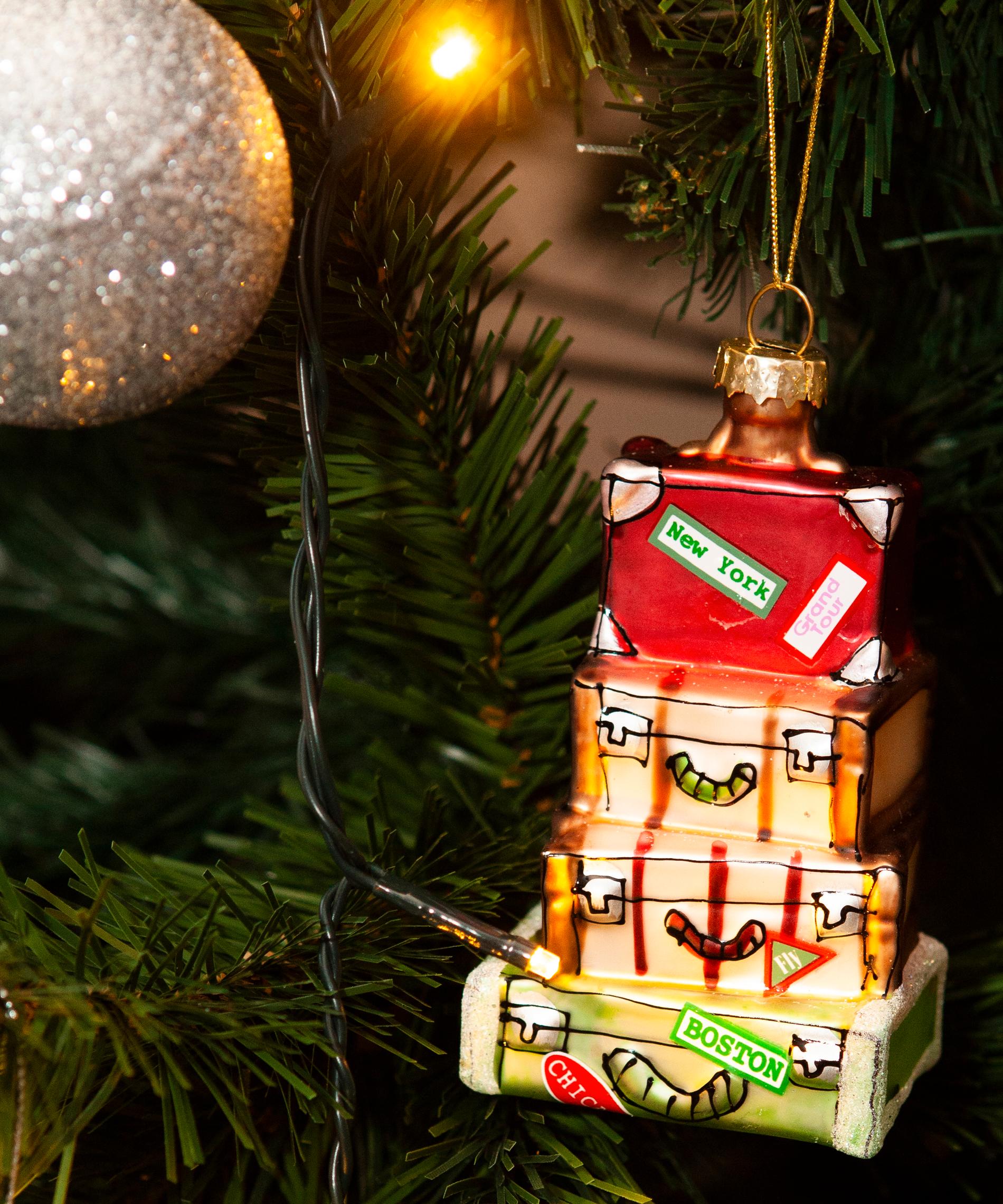 Ett kul julgranshänge i form av resväskor hänger i granen. Köpt från Newport Home.