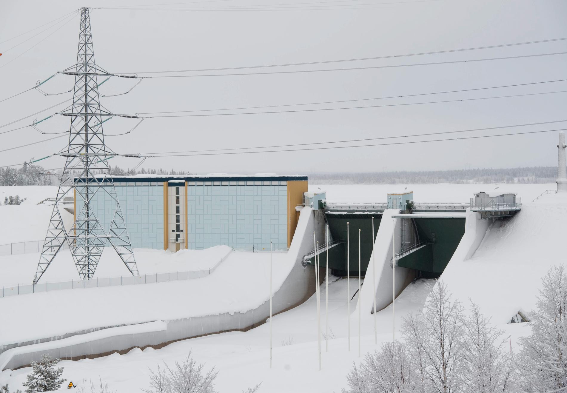 Flera vattenkraftverk jobbar för tillfället med isläggning, vilket påverkar elpriset.