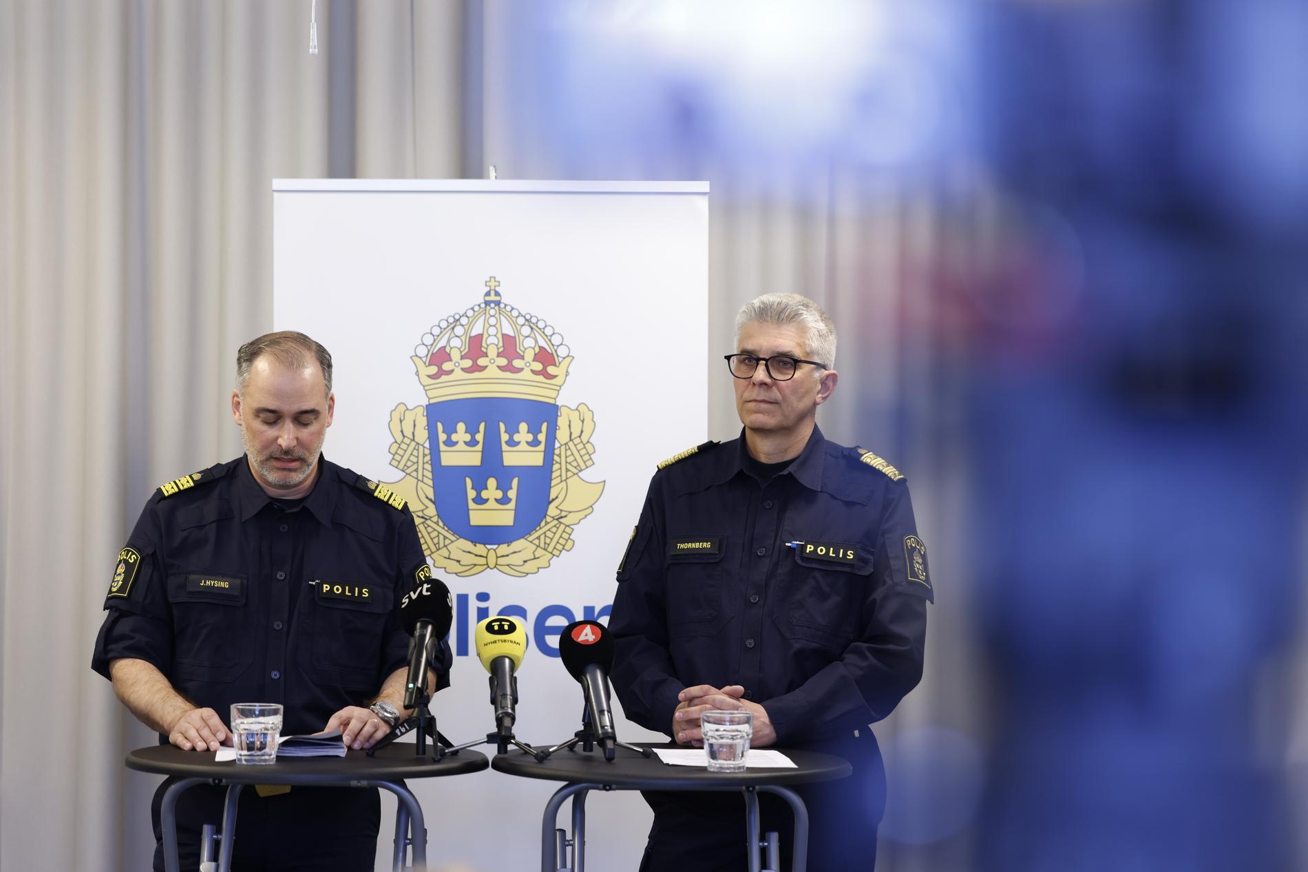 Kommenderingschef Jonas Hysing (till vänster) tillsammans med rikspolischef Anders Thornberg vid en presskonferens i samband med påskupploppen. Arkivbild.