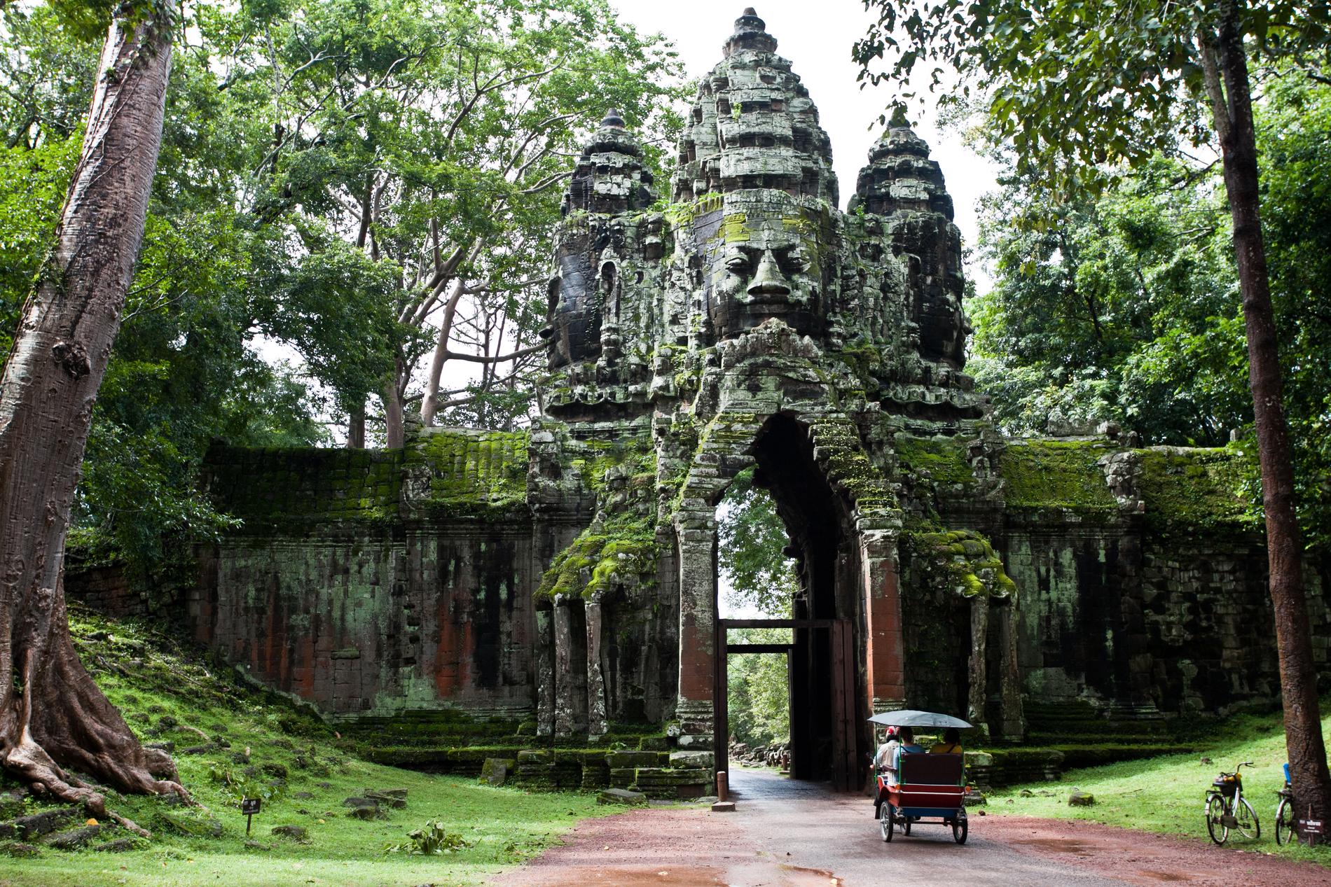 Tempelstaden Angkor är full av vackra, övervuxna tempel och byggnader i sten. 