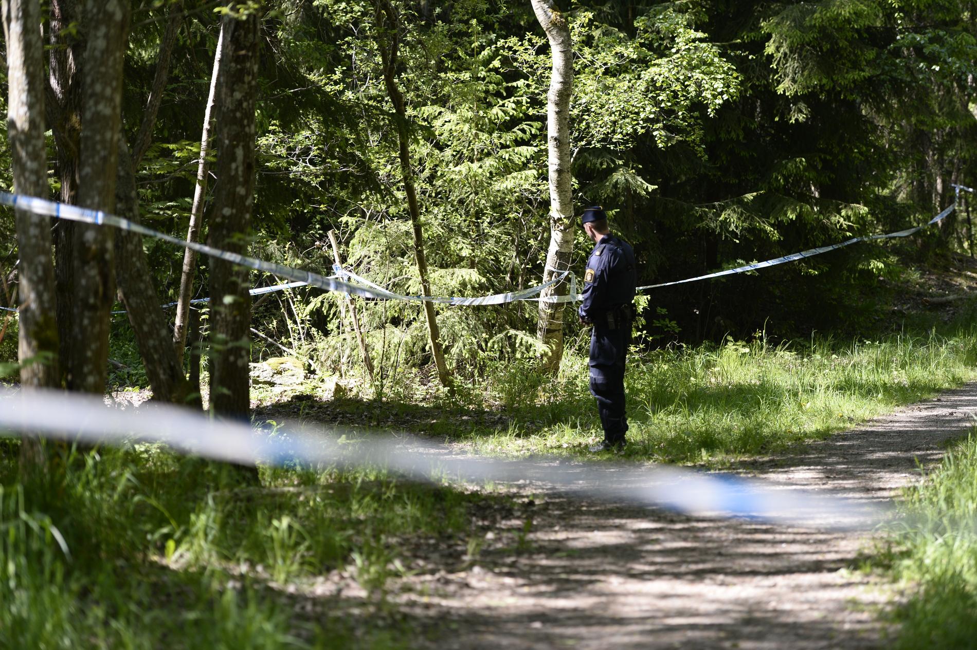 Polisavspärrningar i det skogsområde där kvinnan hittades nedgrävd i maj 2016. Arkivbild.
