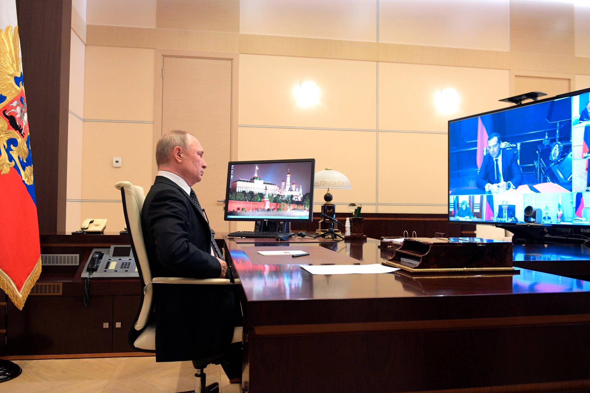 Rysslands president Vladimir Putin har beslutat att skjuta upp firandet den 9 maj.
