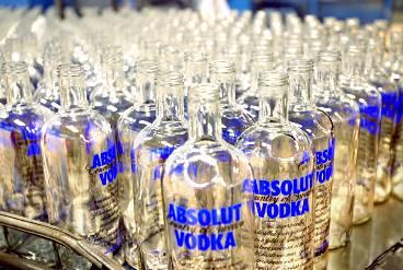 ÖVER 40 MILJONER LITER Från fabriken i skånska Åhus flödade förra året över 40 miljoner liter Absolut Vodka till USA, där Absolut är det tredje största spritmärket. Och det mest kända bland ungdomar.