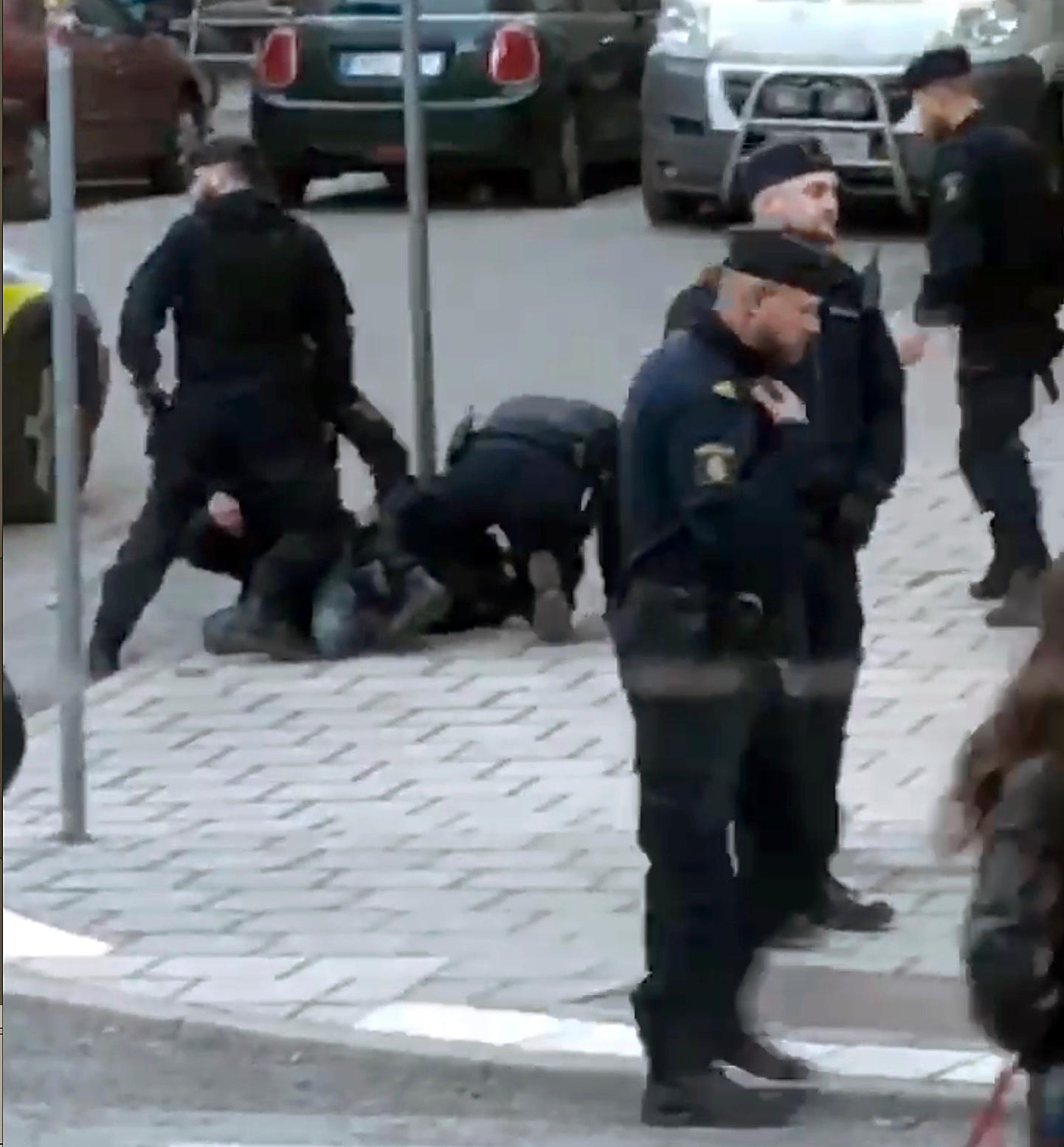 Här brottas skådespelaren Adam Pålsson ner av polis.