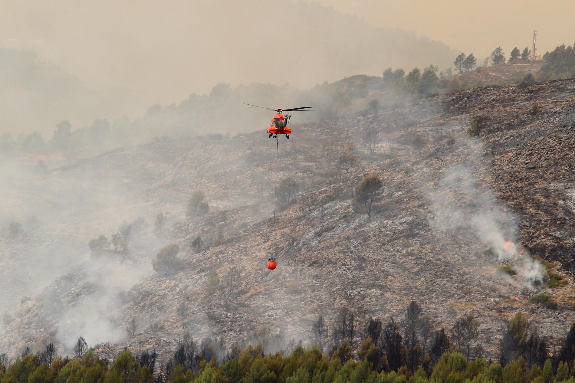 En helikopter bekämpar branden i Bejís i östra Spanien.