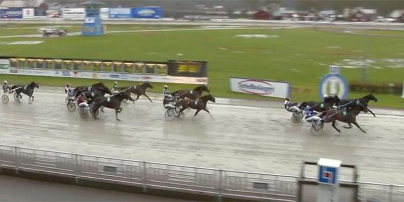 I en tät slutstrid så vann hästen Ajlajk på Örebrotravet. Det var kusken Jorma Kontios 11 000:e seger.