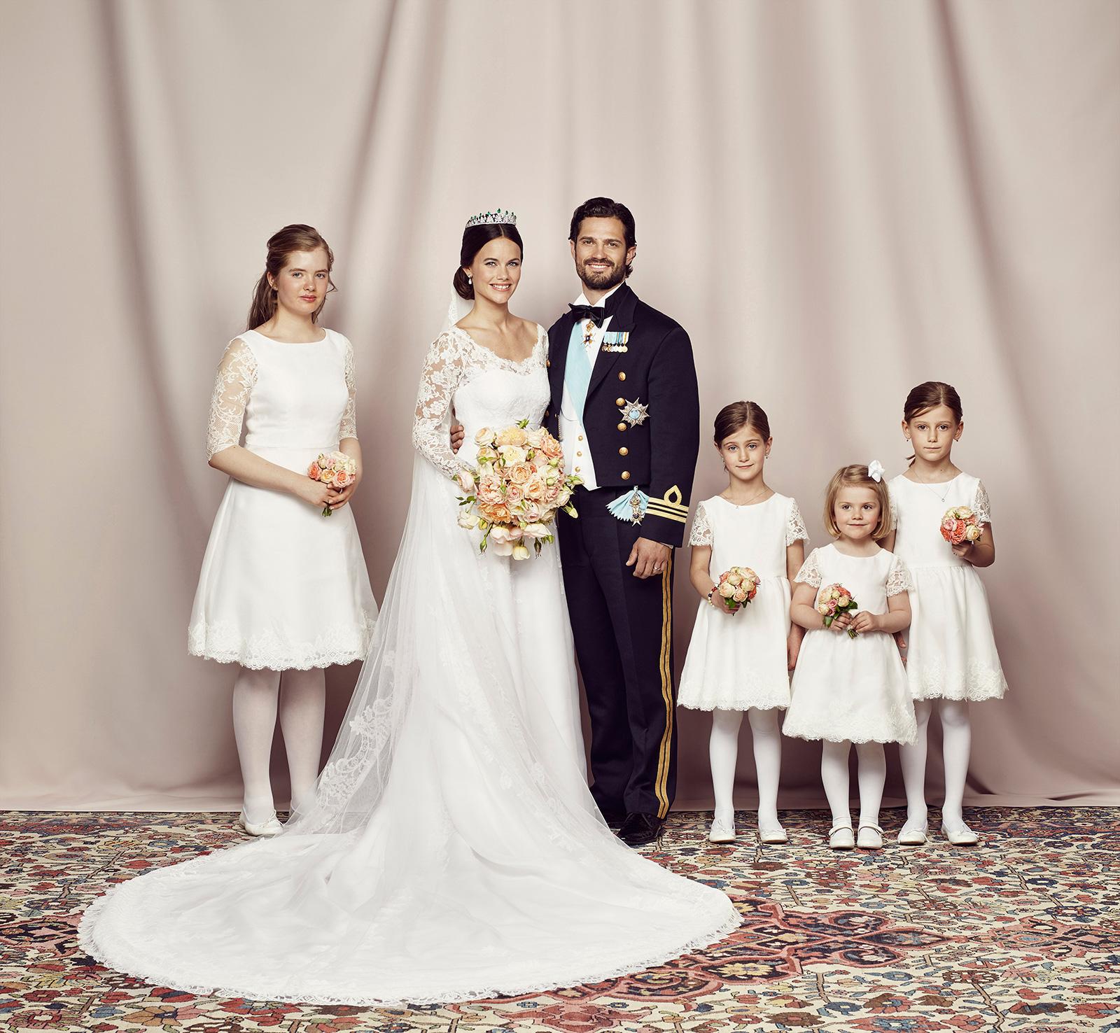 Prinsparet med med brudnäbbar: Tiara Larsson, prinsessan Sofia, prins Carl Philip, Anaïs Sommerlath, prinsessan Estelle och Chloé Sommerlath.