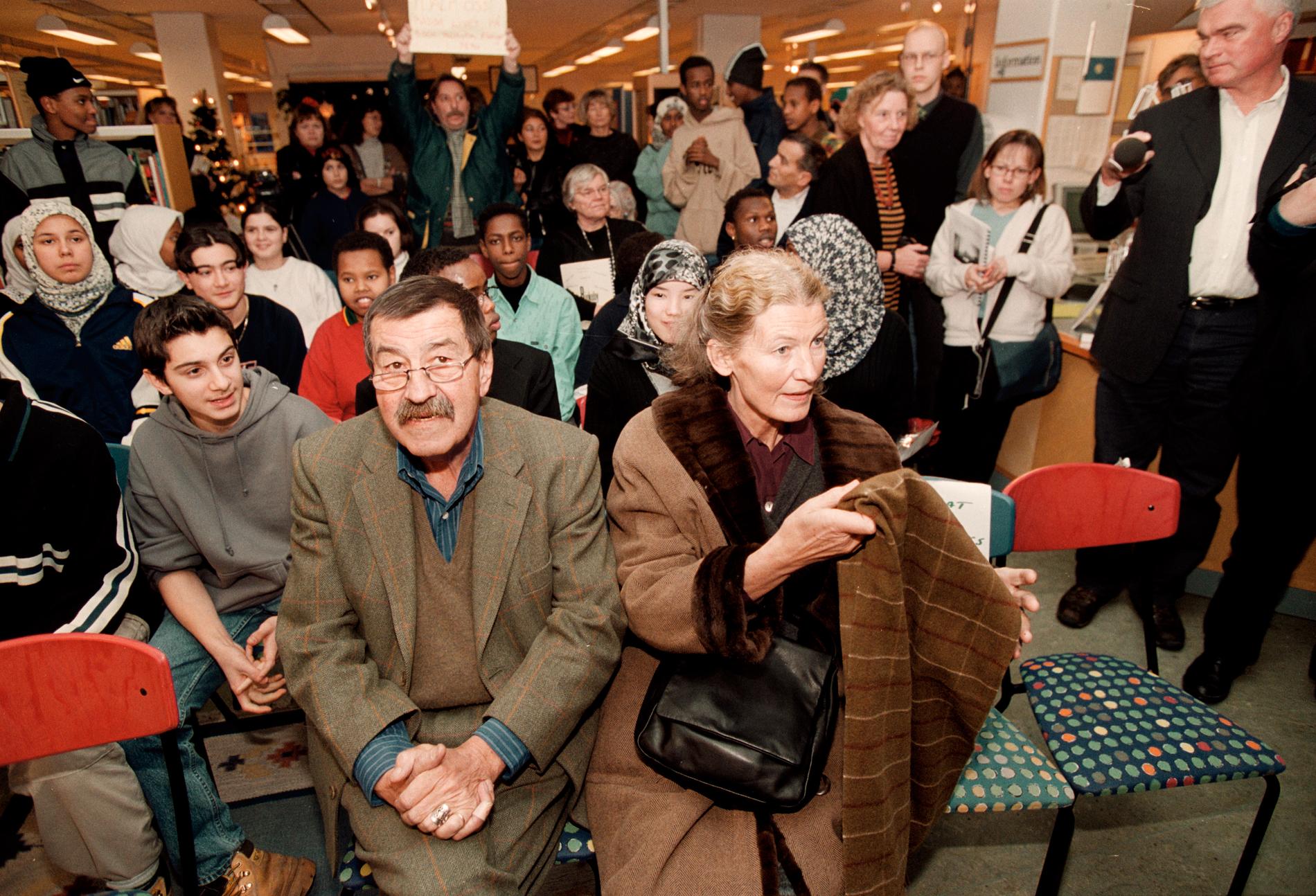 Författaren Günter Grass besöker Rinkebyskolan i samband med nobelprisutdelningen 1999.