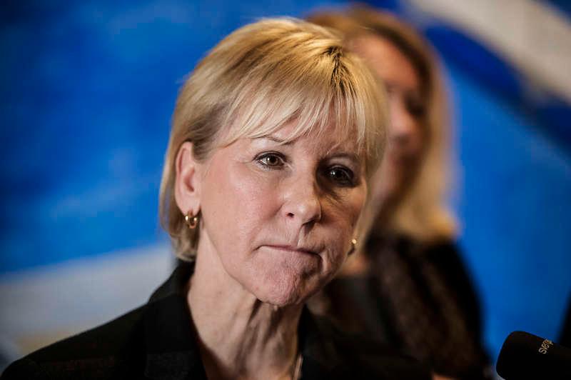 Utrikesminister Margot Wallström borde bete sig smidigare i internationella sammanhang, skriver Heimerson.