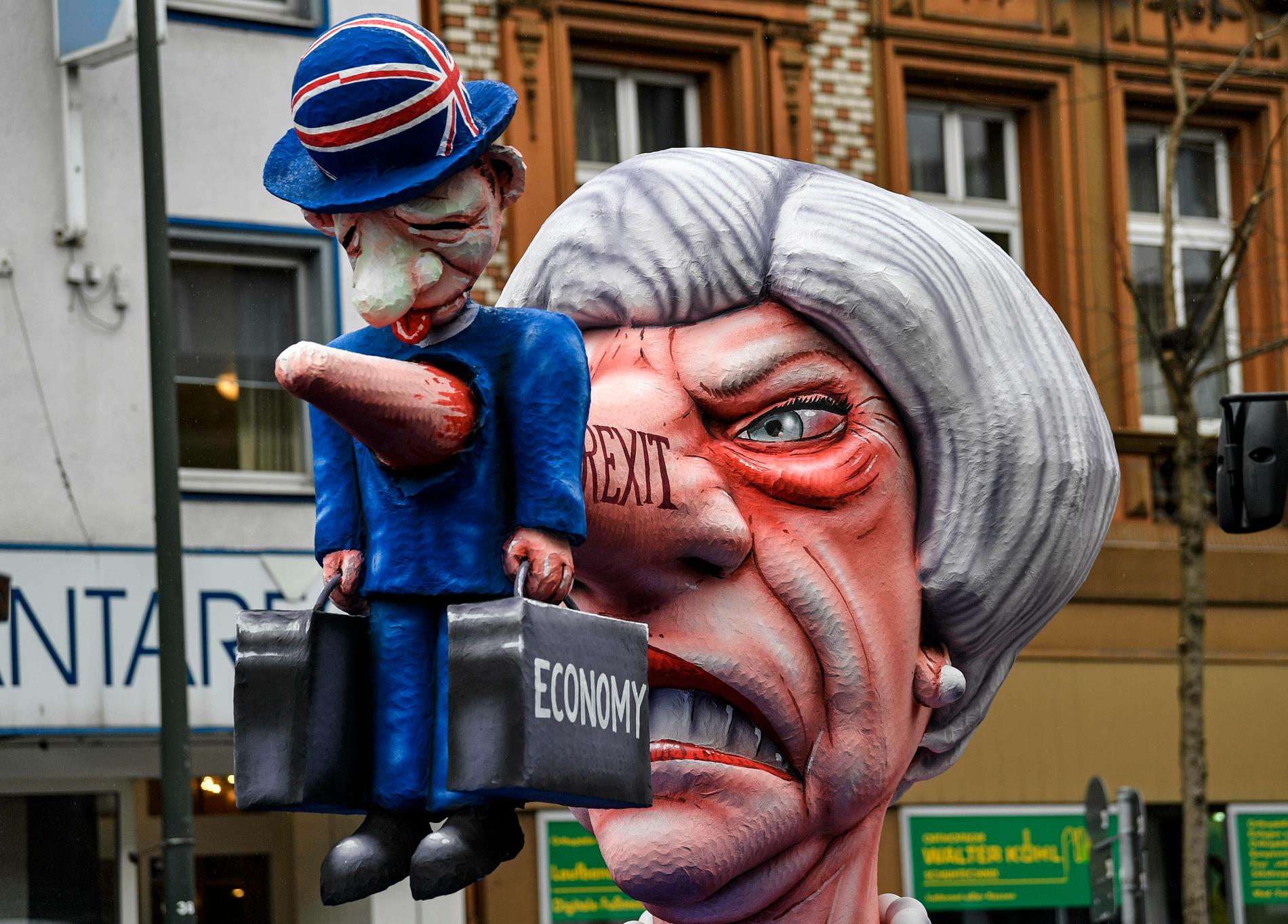 De tyska karnevalerna har ofta politiska inslag. Här är måltavlan den brittiska premiärministern Theresa Mays brexitbestyr i Düsseldorf.