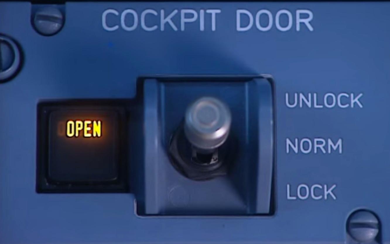 – Om koden knappas in så tänds en lampa upp i cockpit och dörren öppnas inom 30 sekunder. Men om piloten i cockpit trycker på ”deny” så går det inte att göra någonting på tre minuter. Om man försöker igen efter tre minuter så kan man bara göra om samma sak igen, säger en erfaren pilot som Aftonbladet talat med.