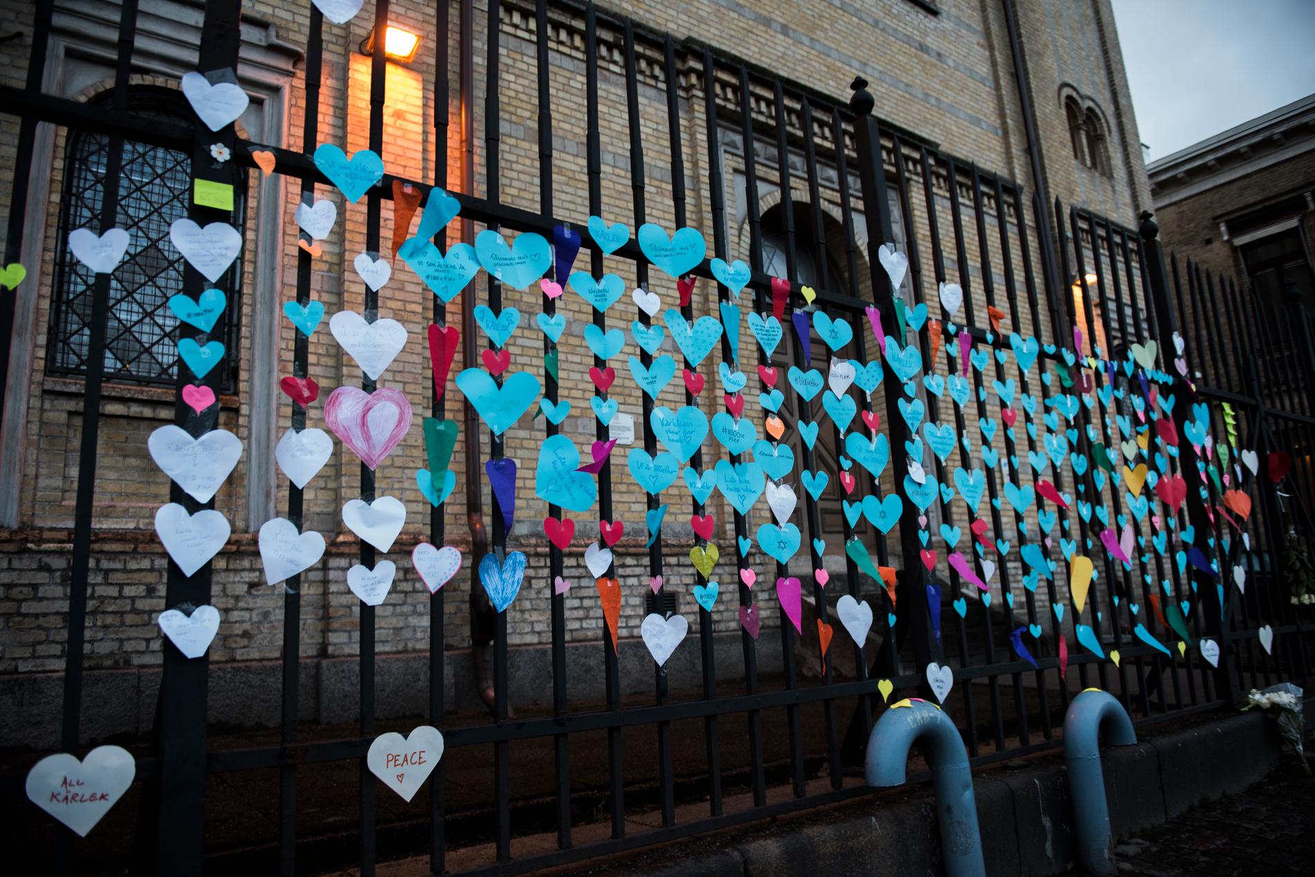 Synagogan i Göteborg kärleksbombades efter attacken. Blommor och pappershjärtan sattes upp på grindarna till byggnaden.