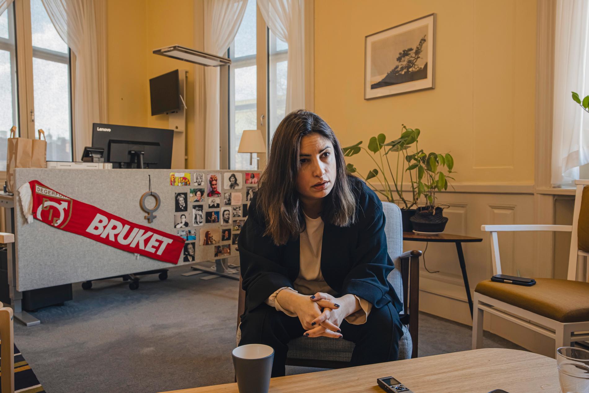 Dadgostar på sitt kontor på partikansliet i Gamla stan i Stockholm. 