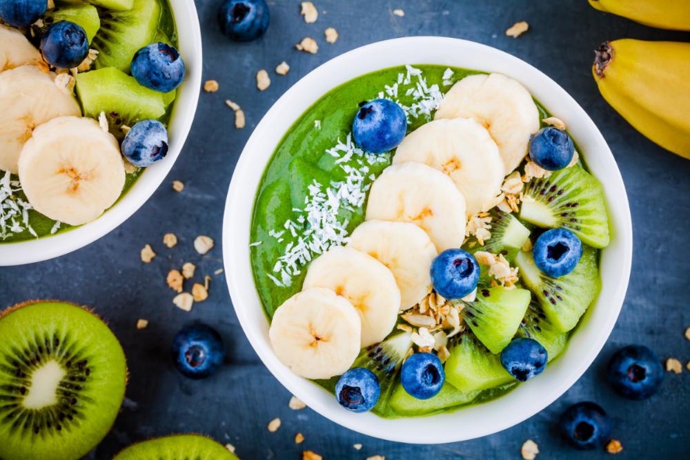 Grön smoothie med banan, kiwi och blåbär