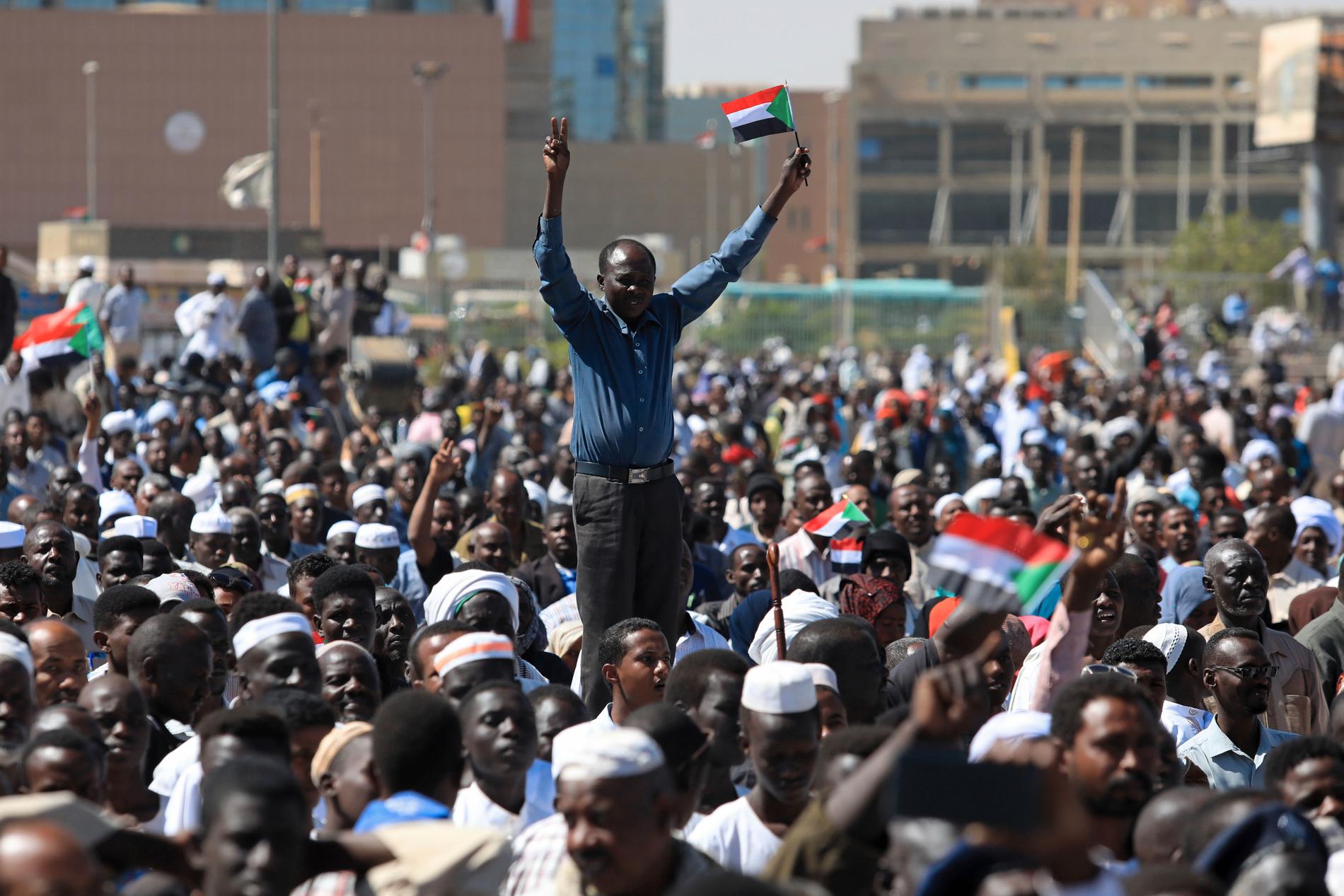 Anhängare till Sudans president Omar al-Bashir vid en demonstration i huvudstaden Khartum på onsdagen.