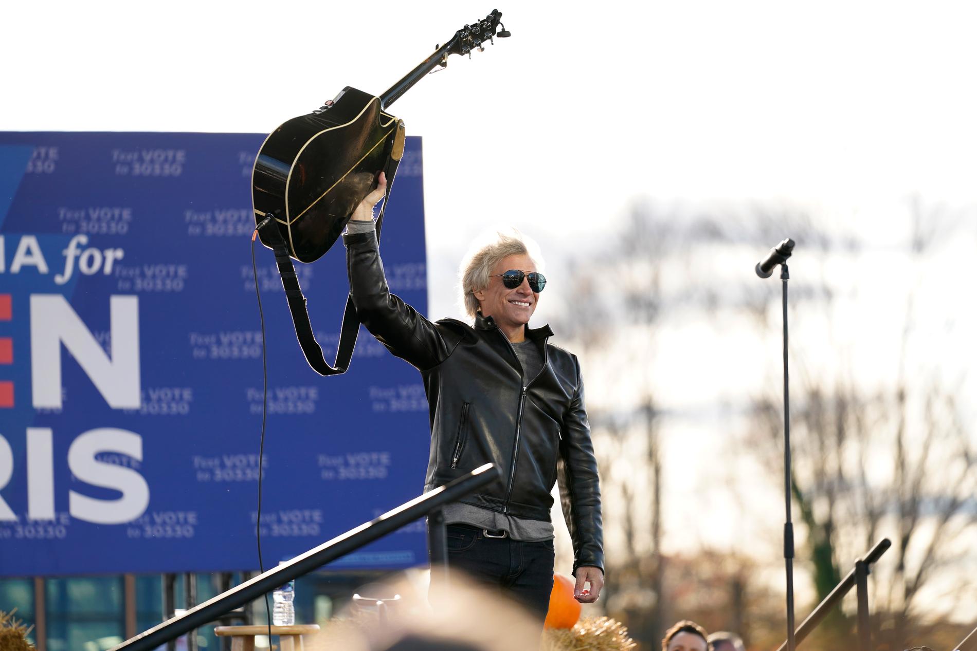 Jon Bon Jovi är en av flera artister som uppträder under ceremonin. Han har tidigare uppträtt under Joe Bidens kampanj.