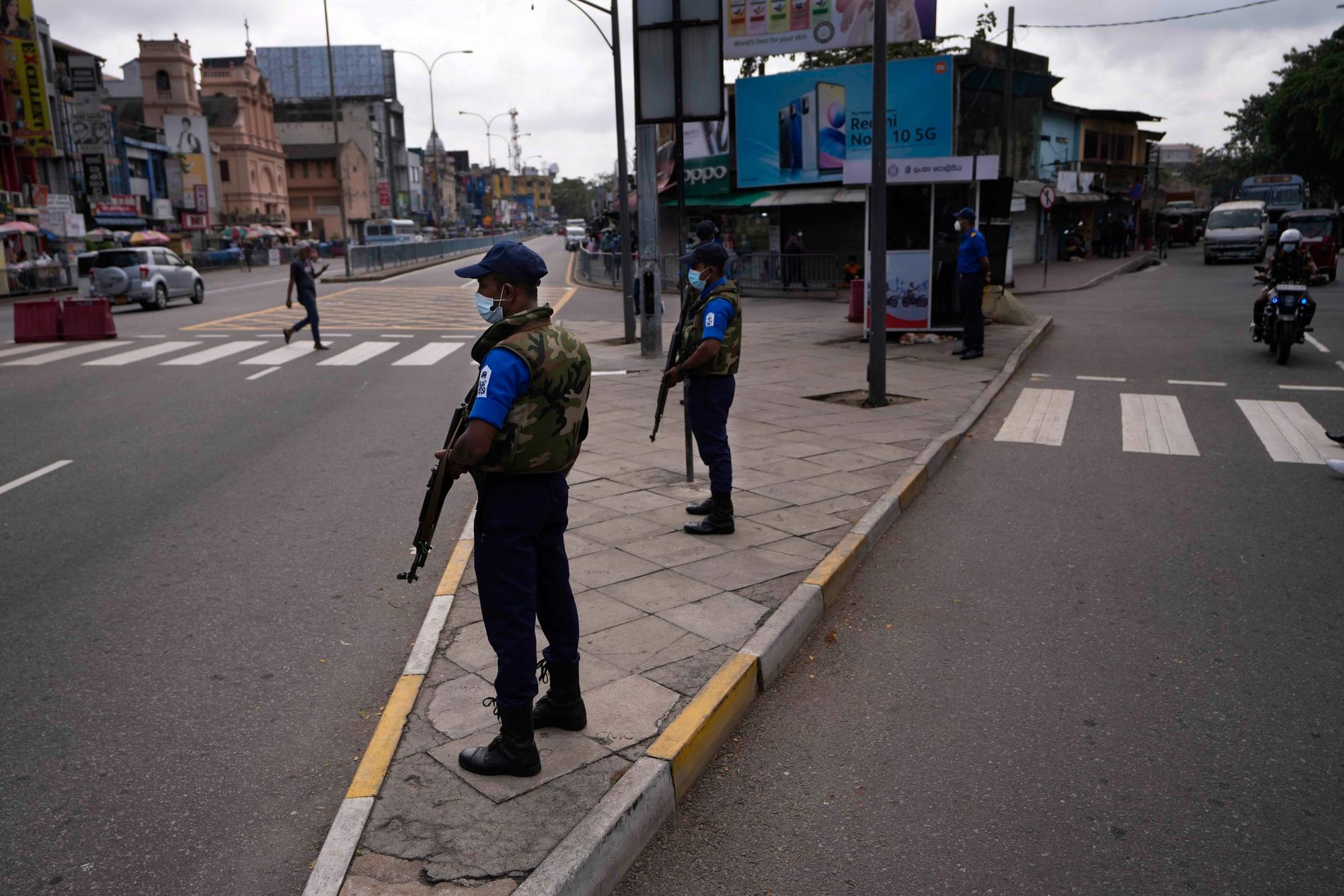 Soldater på gatorna i huvudstaden Colombo i samband med den tillfälliga lättnaden av utegångsförbudet som trädde i kraft på torsdagen.