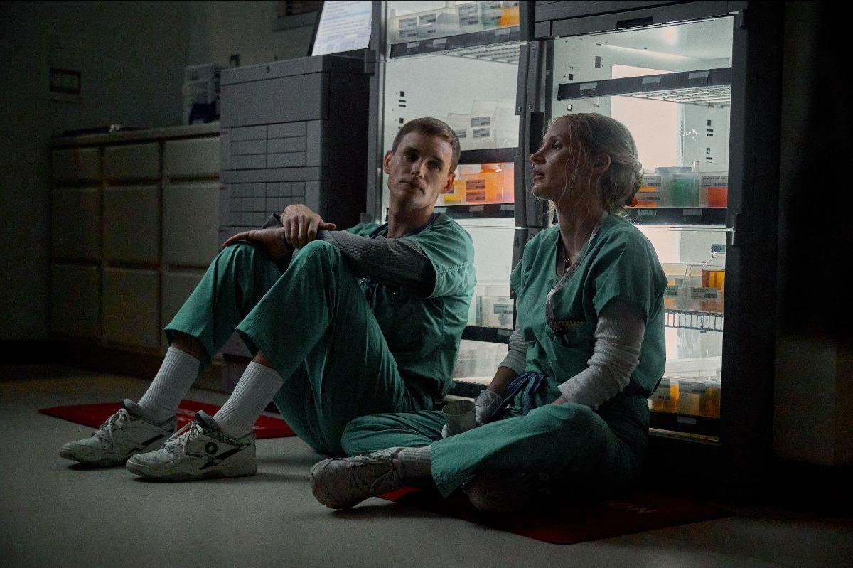 Eddie Redmayne och Jessica Chastain i "The good nurse". Pressbild.