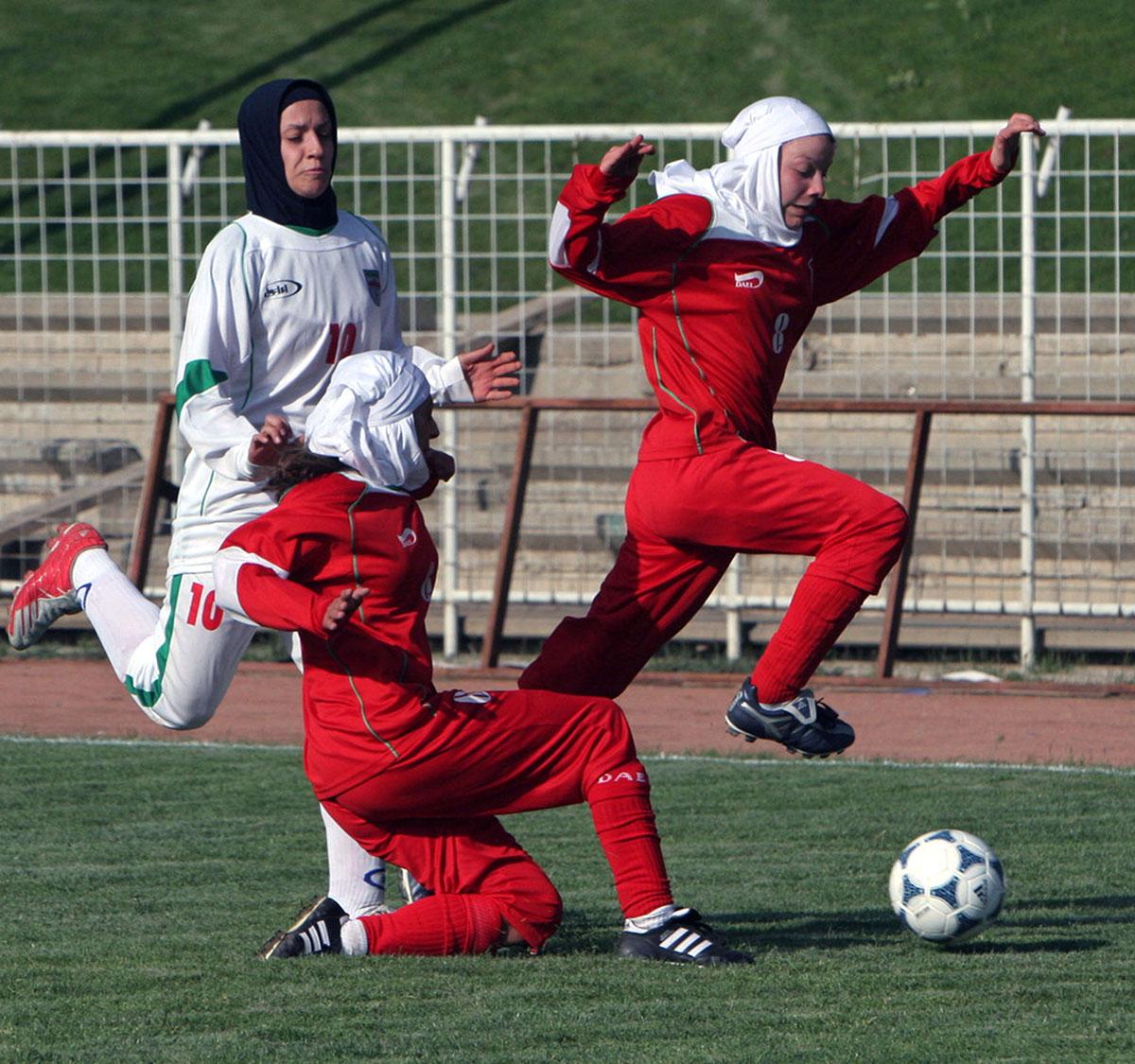 Niloufar Ardalan i vita kläder från en träningsmatch med landslaget 2006.