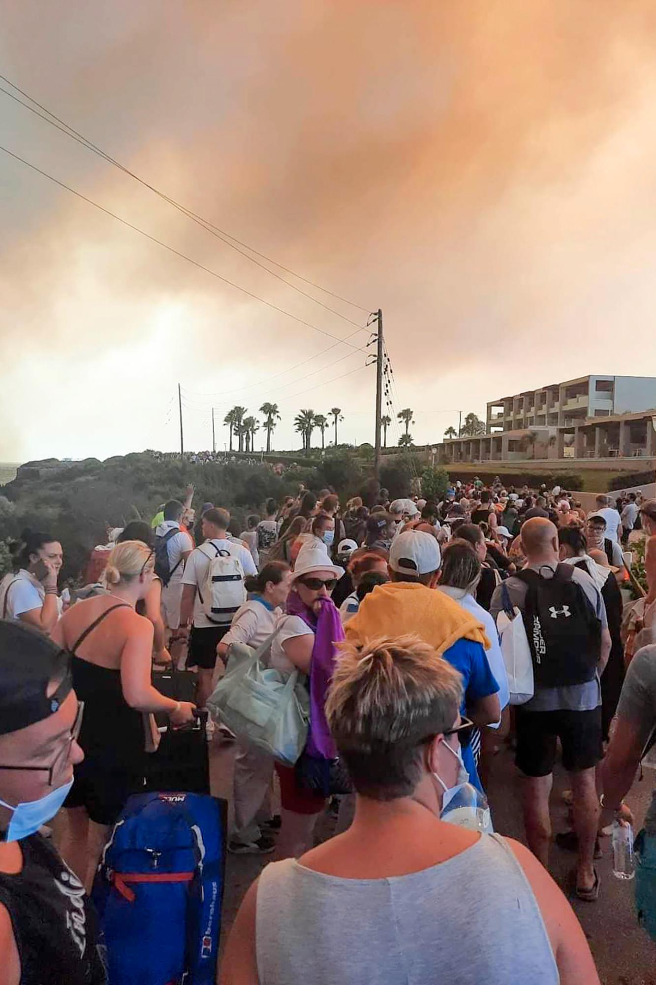 Turister evakueras på grund av bränder på den grekiska semesterön Rhodos i lördags.