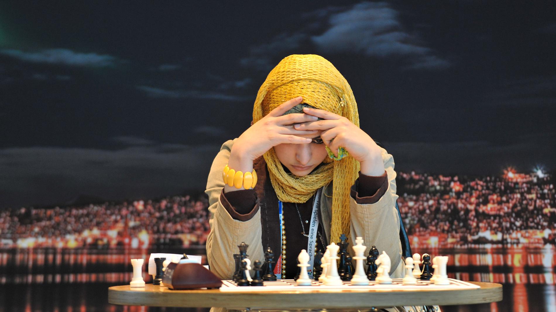 Flera kvinnliga schackspelare rasar mot beslutet att sponsras av bröstförstoringsföretag. Arkivbild från schackolympiaden 2008, Alaa Garmal från Egypten.