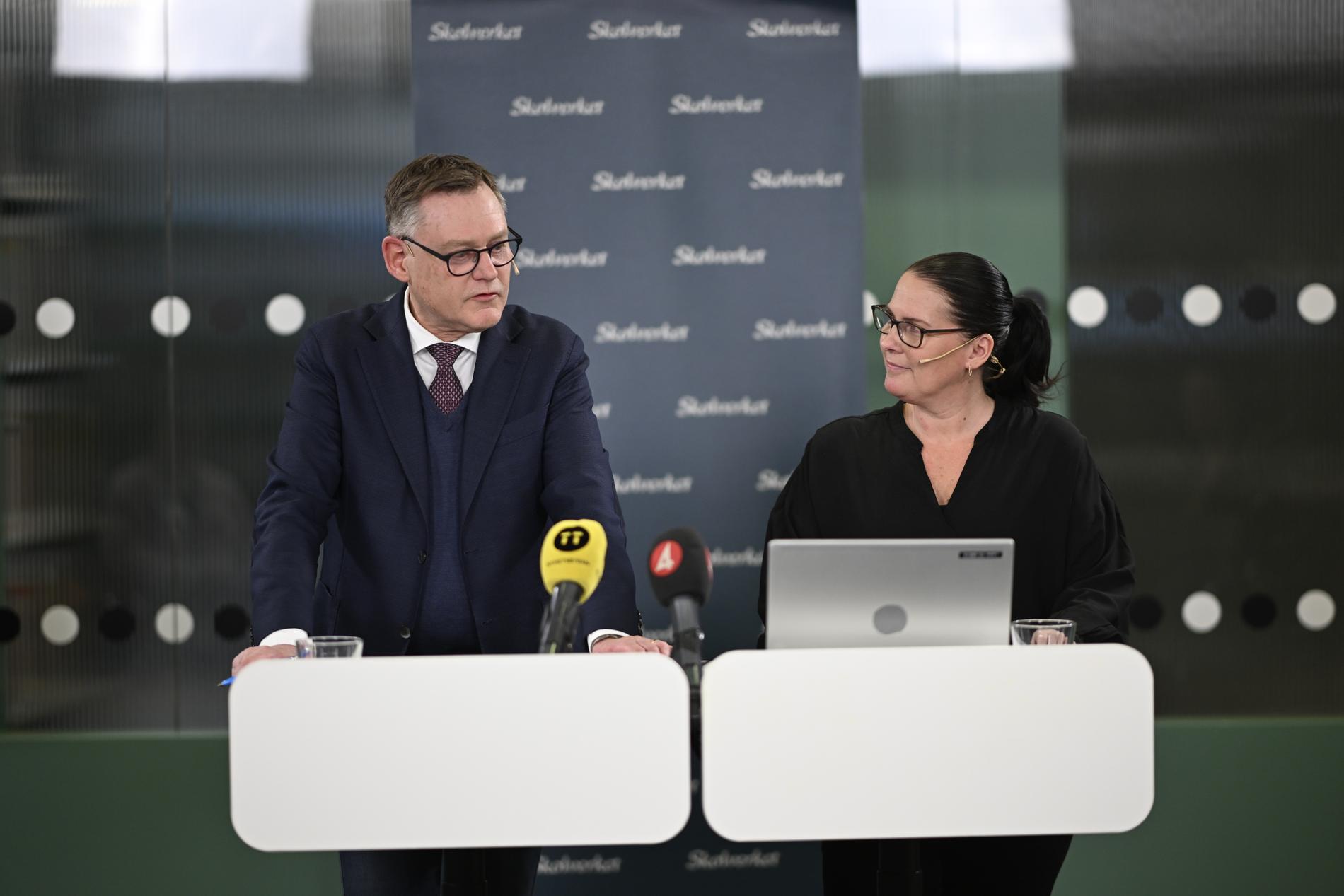 Skolverkets generaldirektör Peter Fredriksson och projektledaren Maria Axelsson presenterade pisarapporten under en pressträff. 