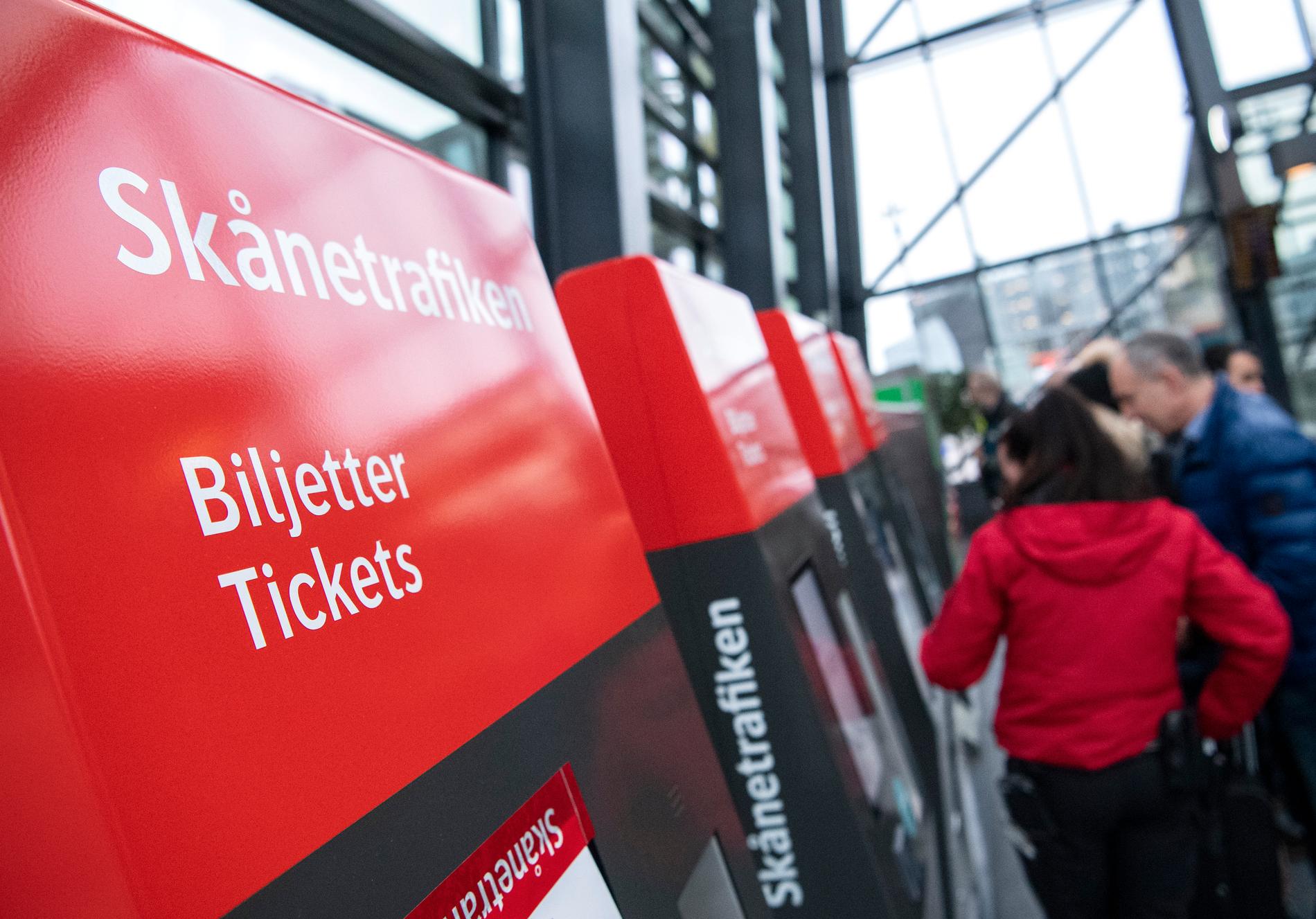 Skånetrafikens resenärer har problem med ett nytt biljettsystem och bussförarna får ta smällen.