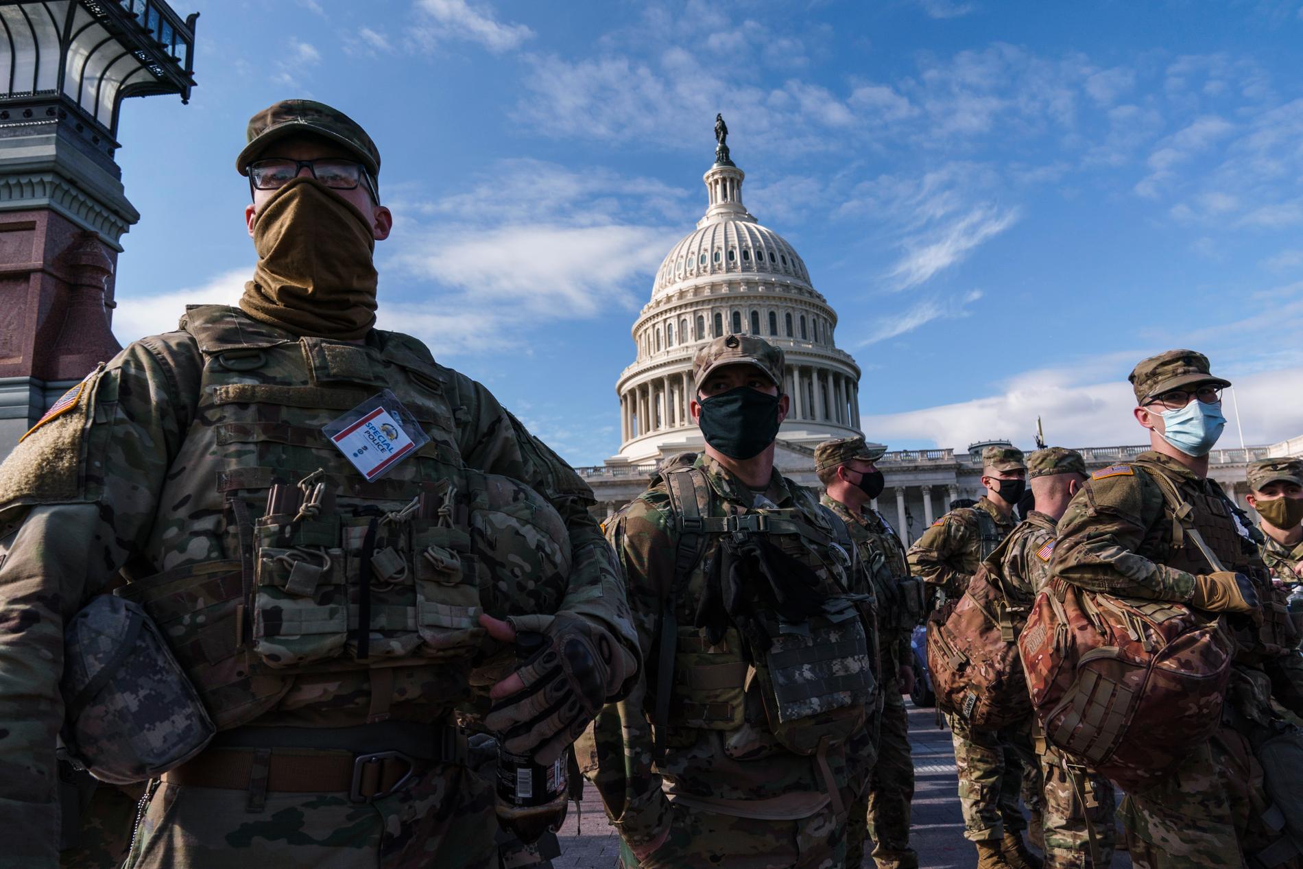 Nationalgardessoldater på vakt vid kongressbyggnaden Kapitolium, efter den dödliga attacken i januari. Arkivbild.