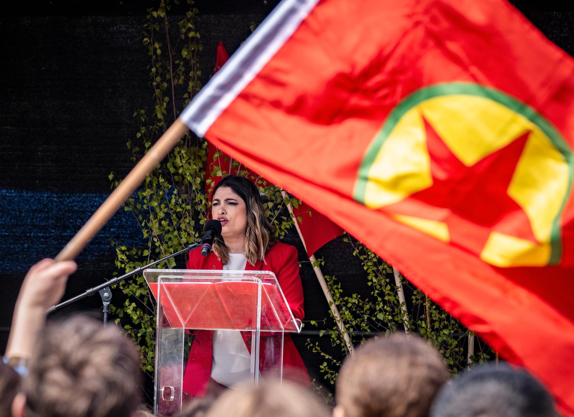 PKK flaggorna vajade över publikhavet när V-ledaren Nooshi Dadgostar första maj-talade i Malmö.