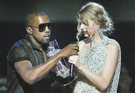 Kanye slet micken ur Taylors hand och sa att Beyoncé borde få hennes pris.