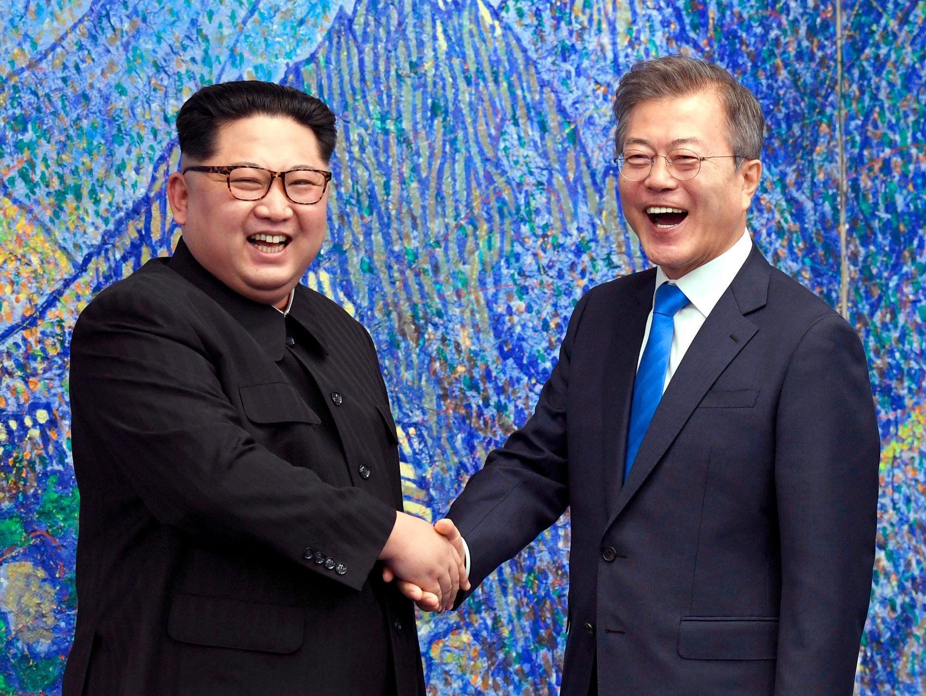 Nordkoreas diktator Kim Jong-Un skakar hand med Sydkoreas president Moon Jae-In vid deras historiska möte vid den demilitariserade zonen mellan länderna i april.