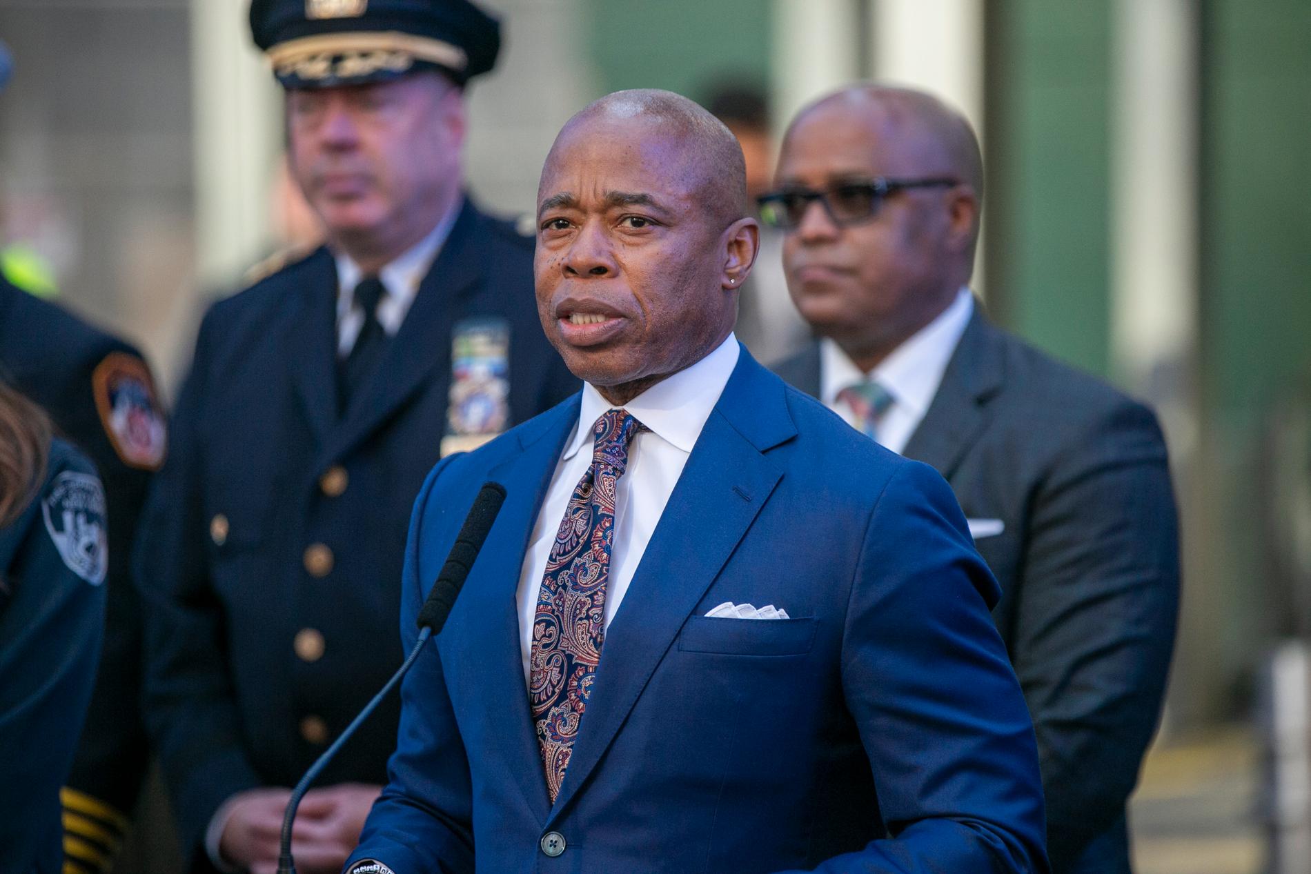 New Yorks borgmästare Eric Adams anser att myndigheterna måste agera nu.