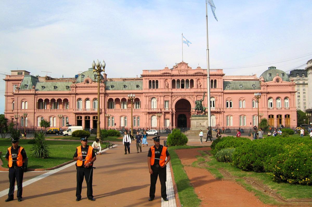 Presidentpalatset Casa Rosada ligger vid Plaza de Mayo i Monserrat.