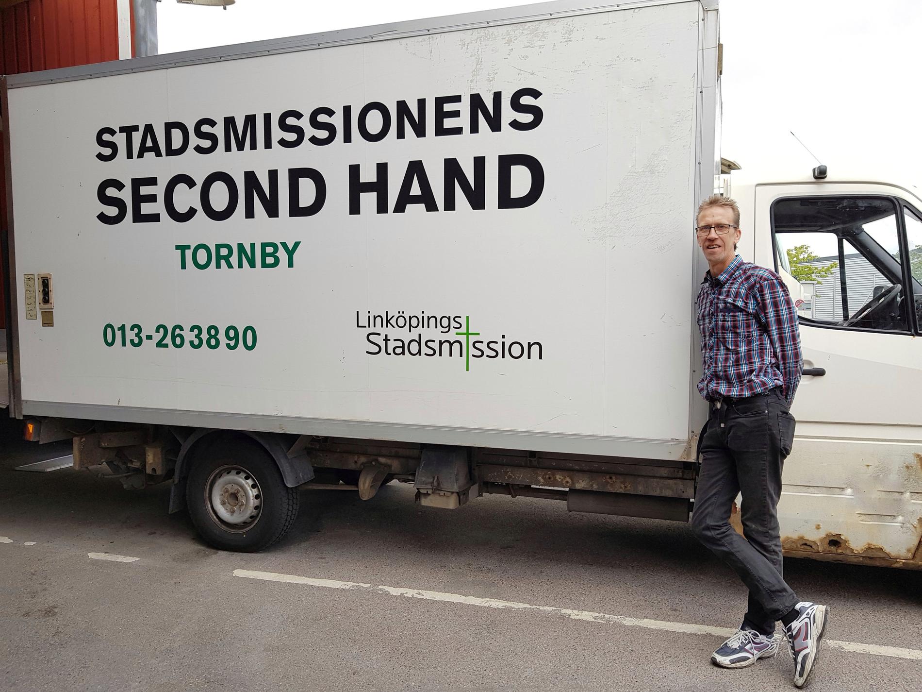 Stadsmissionen chaufför Joakim Hjärtström tog med glädje emot godiset.