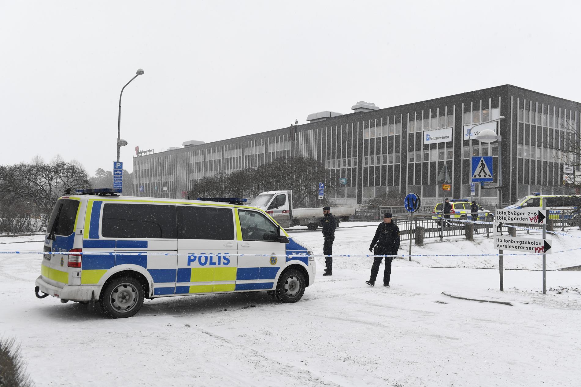 Polisavspärrningar efter knivmorden i Hallonbergen. Arkivbild.