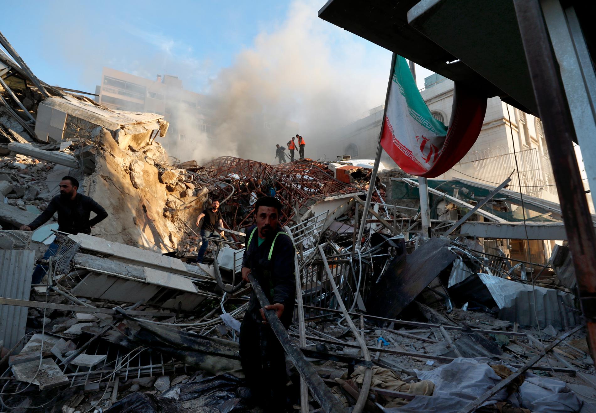 Resterna av byggnaden i Damaskus som träffades av en israelisk flygattack.