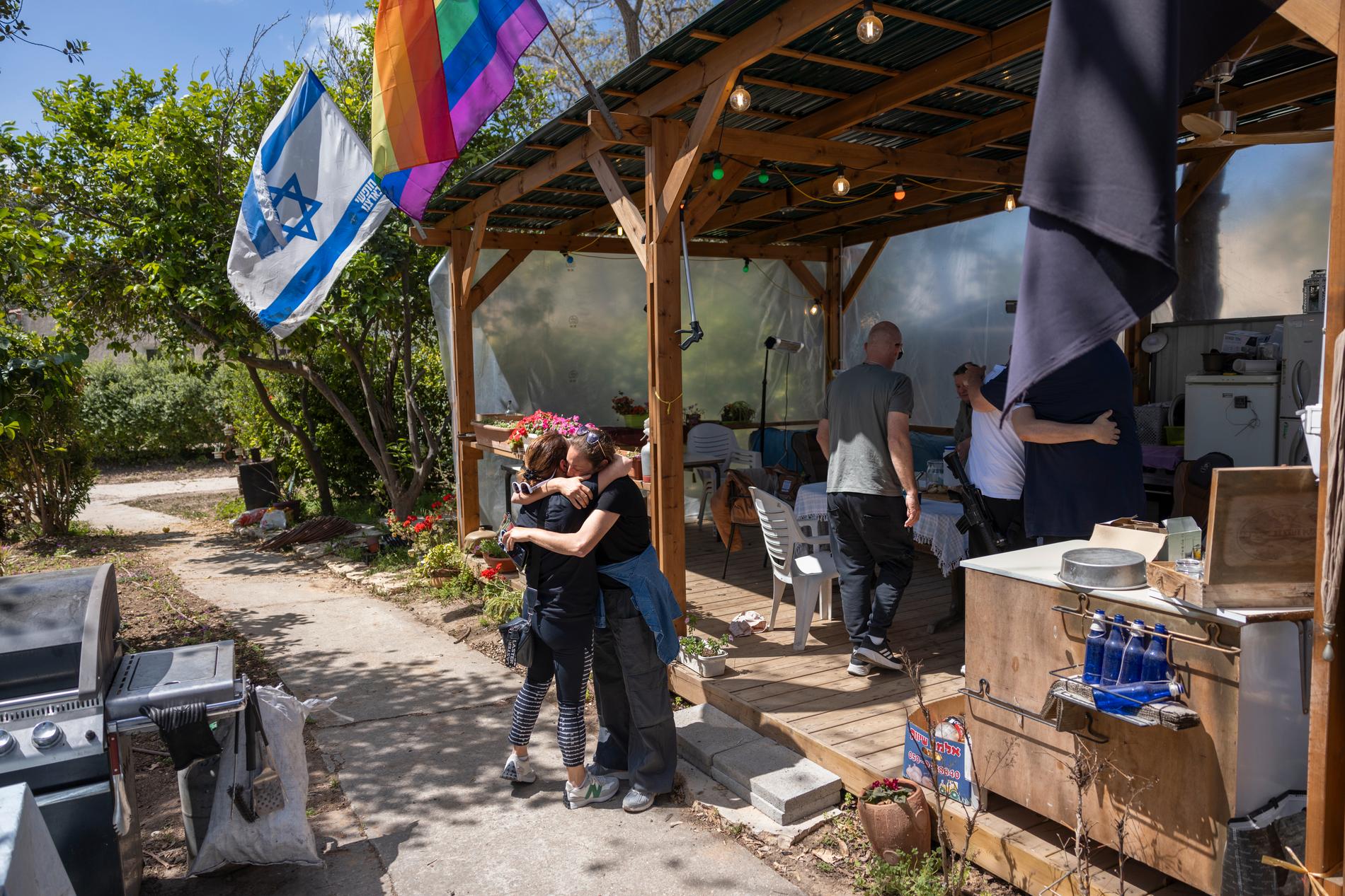 Kfar Aza, Israel Shirly Bercu, 48, kramar en annan anhörig som kommit till kibbutzen.