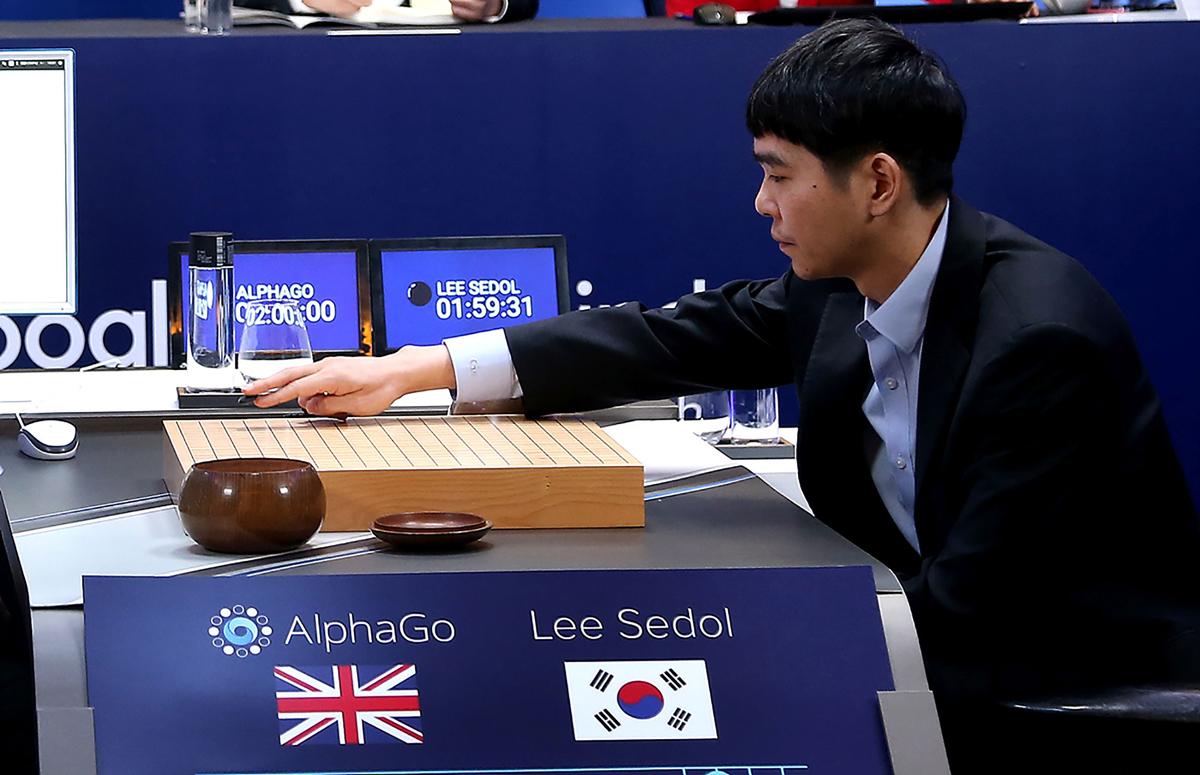 Lee Se-dol har efter en riktig långkörare reducerat i Go-matchen mot Googles program AlphaGo.