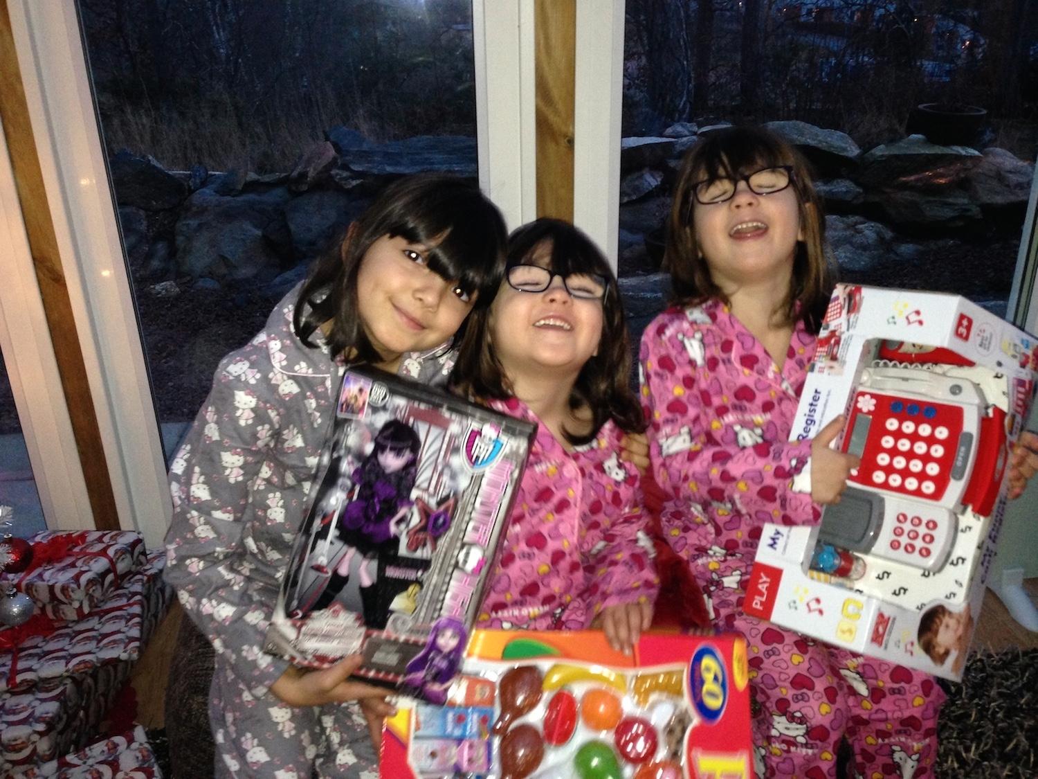 Marlene (mitten) firar sin första jul som frisk 2014 efter 2,5 år med leukemi Tre månader senare insjuknade tvillingsystern Mary. De är 4 år gamla. Med storasyster Maya, 8