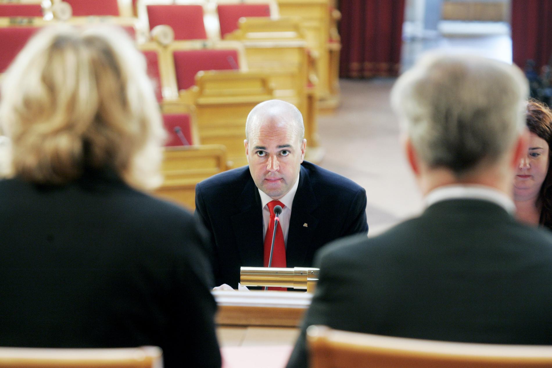 Statsminister Fredrik Reinfeldt och dåvarande statssekreterare Ulrica Schenström (längst till höger) i en tidigare KU-utfrågning.