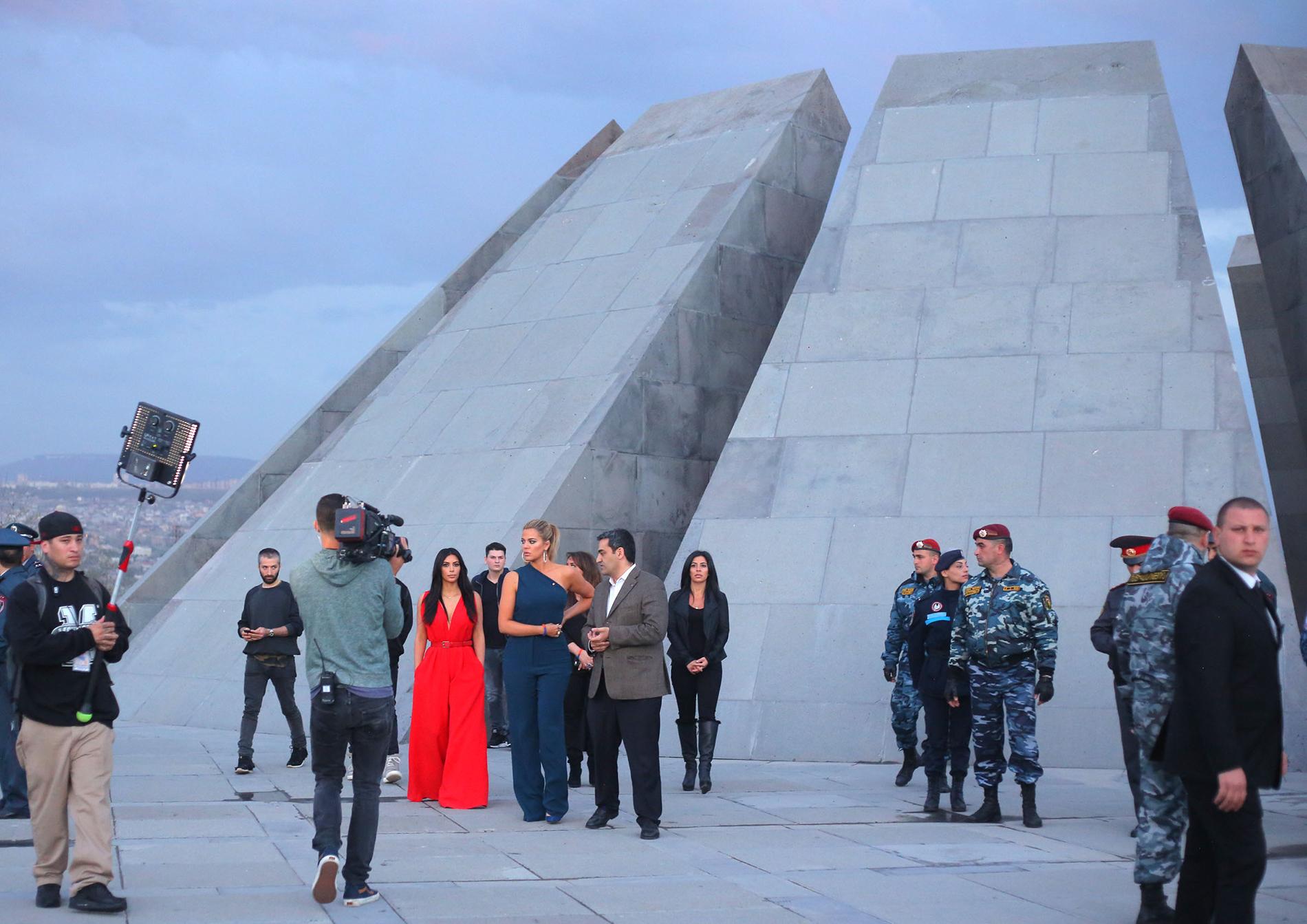 Familjen vid monumentet som hedrar de bortgångna i armenska folkmordet.