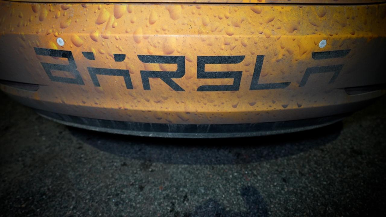Killarna kallar sin bil för ”Bärsla”, en ordlek med orden ”Tesla” och ”Bärs”.