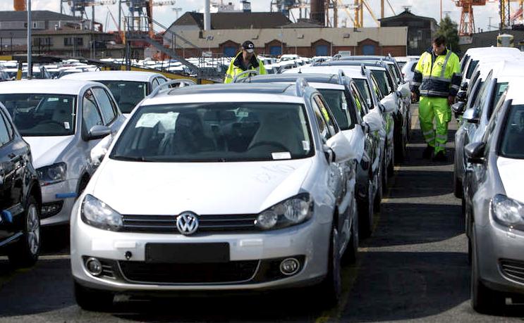 Ny Volkswagen-bilar inspekteras i tyska Bremerhavens containerterminal innan de lämnar lamndet för export. foto: Afp