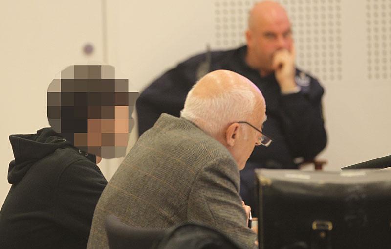 ÅTALAS FÖR DÖDSMISSHANDELN I LANDSKRONA Den 23-årige mannen på plats i säkerhetssalen i Helsingborg med sin advokat Leif Silbersky. 23-åringen är åtalad för grov misshandeln och grovt vållande till annans död. 78-åriga Inger dog efter bråket om p-plats.