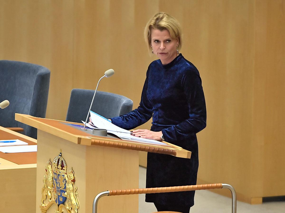 Ansvarig minister Åsa Regnér fick hård kritik från flera partier i riksdagsdebatten om den personliga assistansen. De kräver att regeringens direktiv till Försäkringskassan rivs upp.