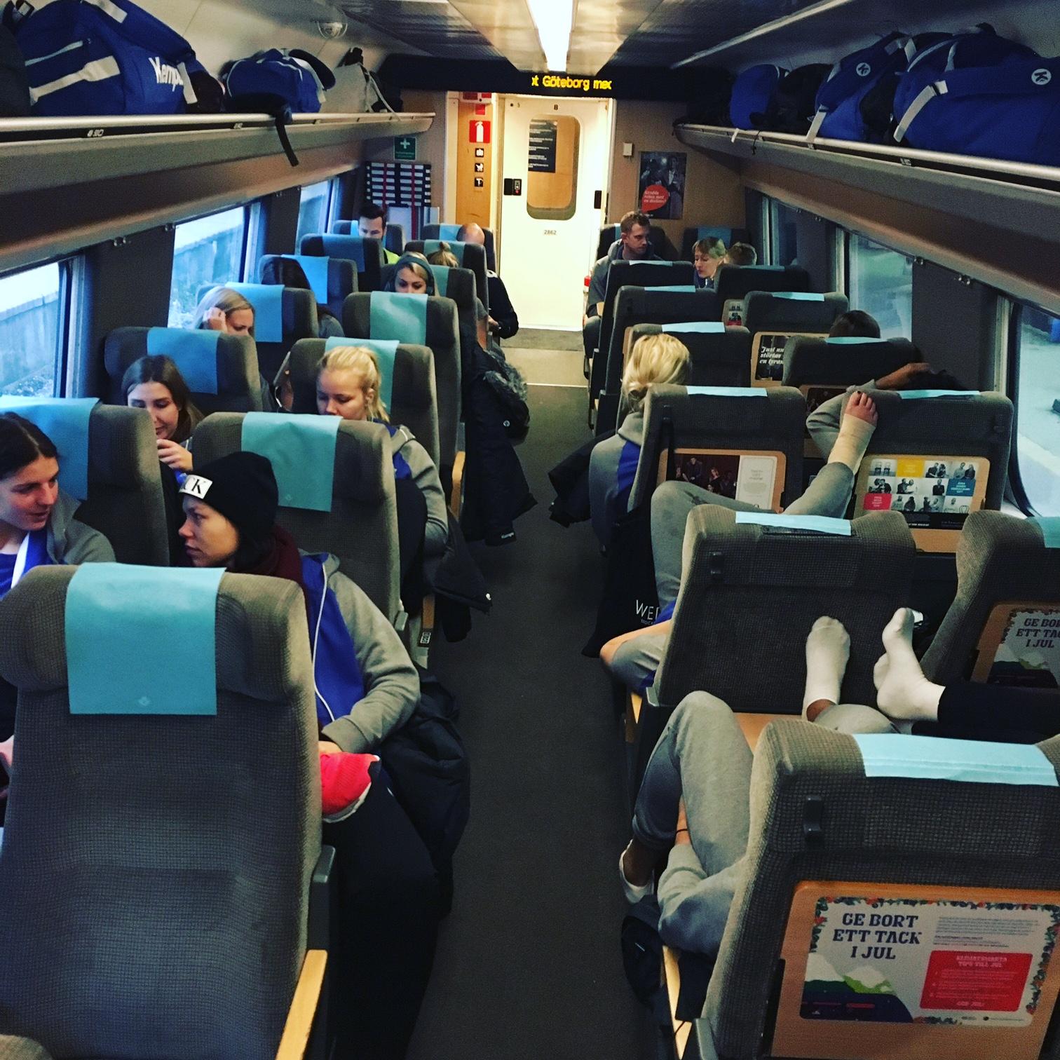 Spelarna ombord på tåget till Göteborg.