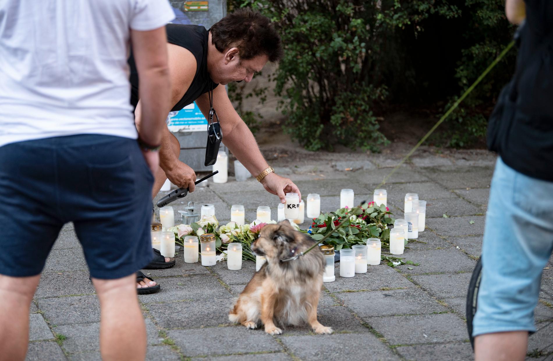 Malmöbon Berndt Carpenton ställer ner ett ljus på minnesplatsen på Sergels väg i Malmö. Inte långt därifrån sköts en 31-årig kvinna ihjäl på måndagsförmiddagen.