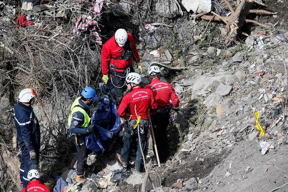 Under söndagen fortsatte bärgningsarbetet nära Seyne-les-Alpes där Germanwings-planet störtade i tisdags.